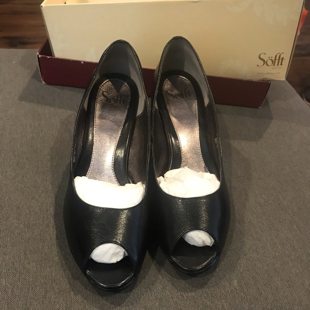 Peep toe pumps